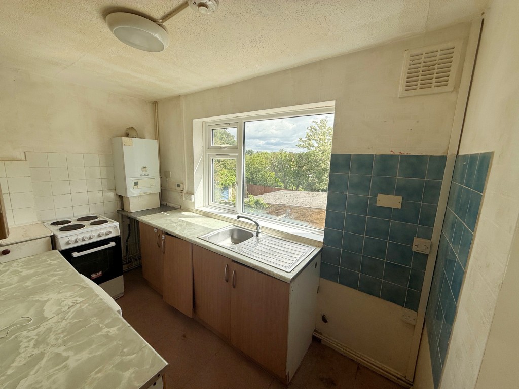 Lot: 23 - TWO-BEDROOM FLAT FOR MODERNISATION - Kitchen with window to rear aspect